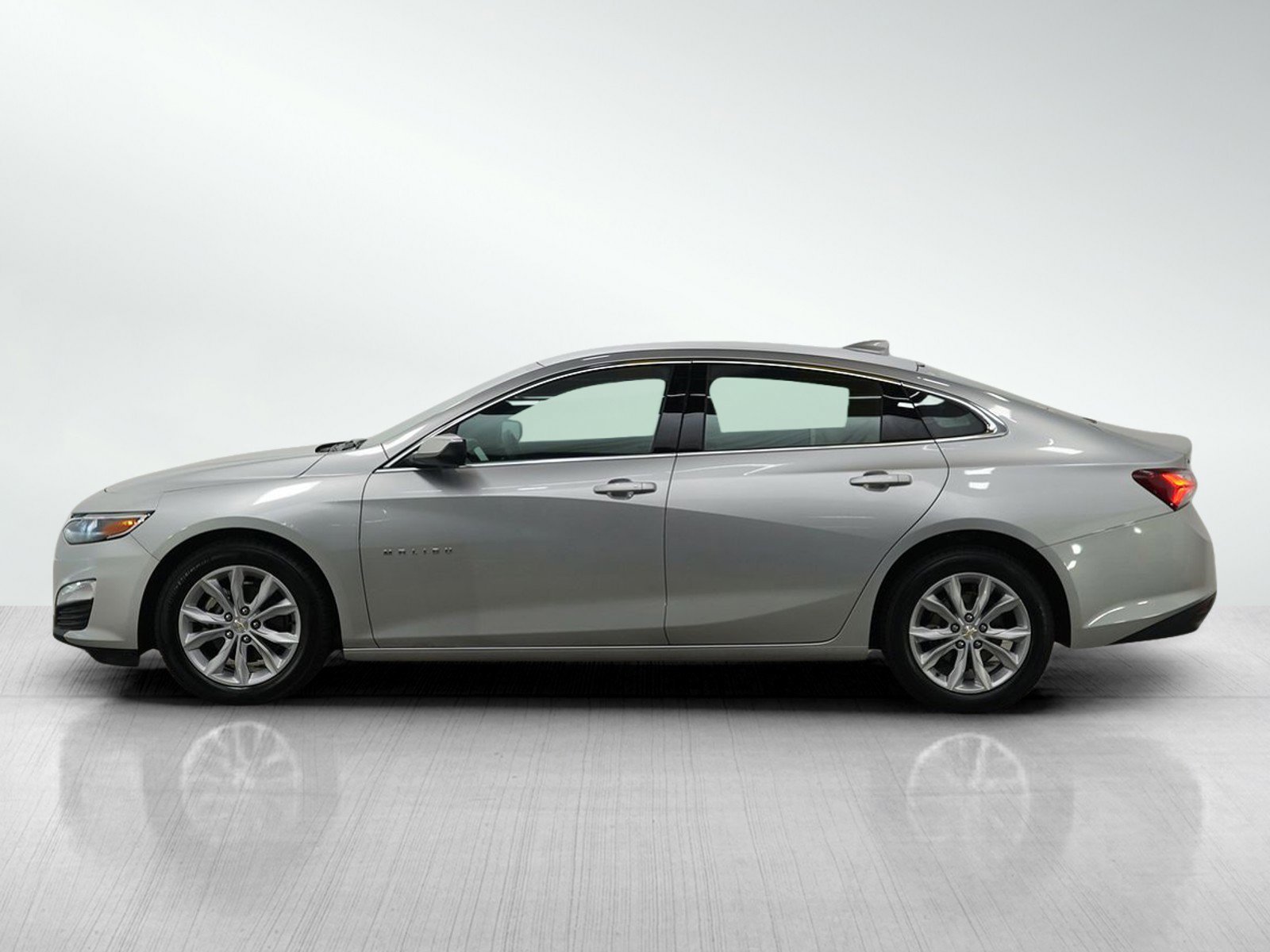 Used 2021 Chevrolet Malibu LT image 2