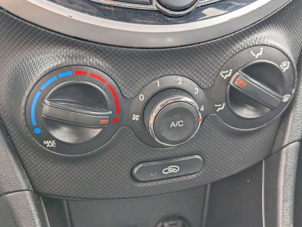 Used 2013 Hyundai Accent SE image 32