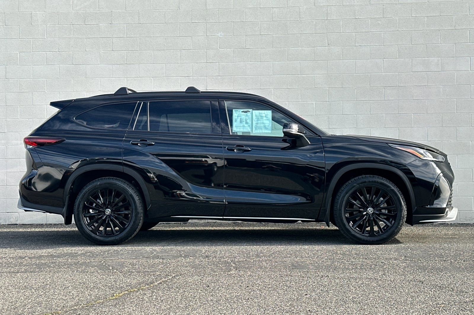 Used 2024 Toyota Highlander XSE FWD image 3