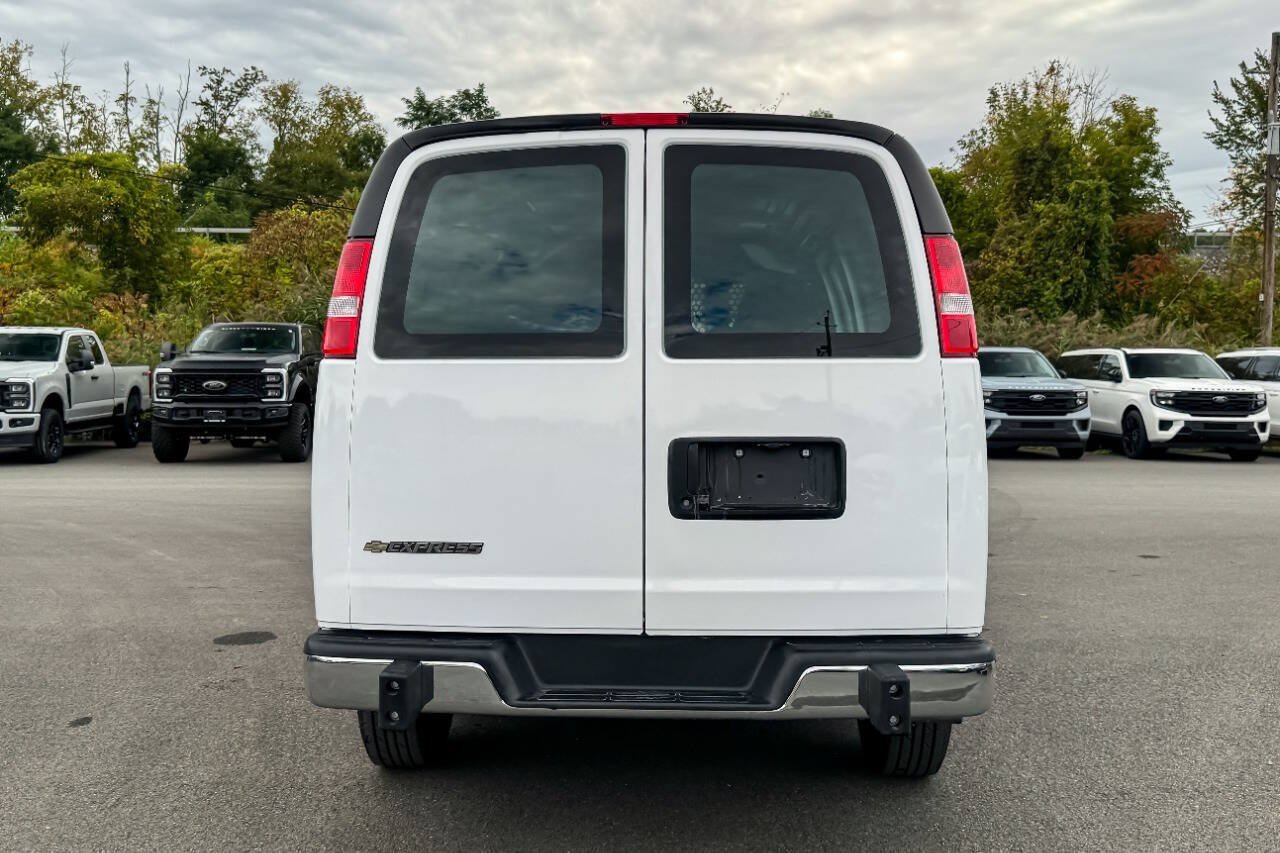 Used 2025 Chevrolet Express 2500 w/ Driver Convenience Package RWD image 4