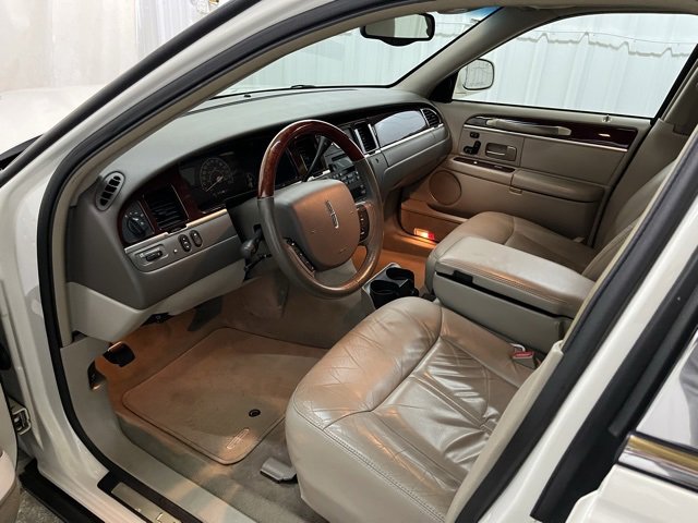 Used 2005 Lincoln Town Car Signature Limited image 27