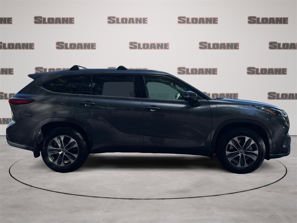 Used 2022 Toyota Highlander XLE image 6