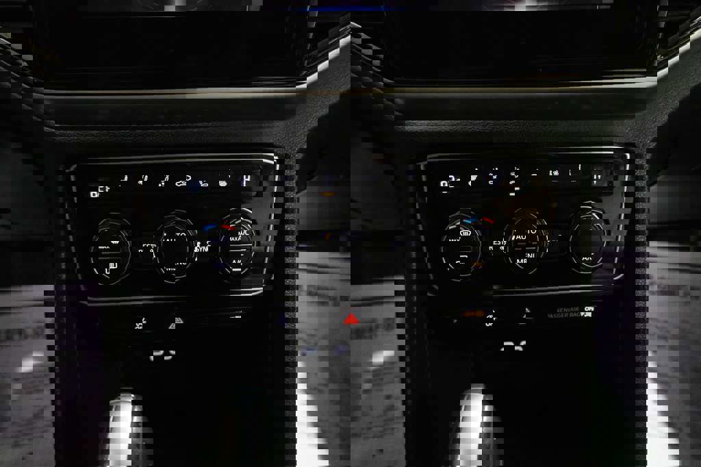 Used 2021 Volkswagen Atlas SEL Premium image 32