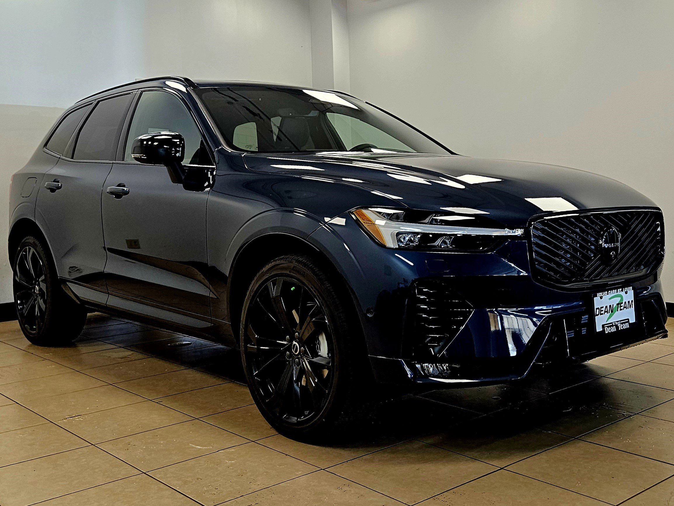 New 2026 Volvo XC60 B5 Ultra w/ Climate Package image 3