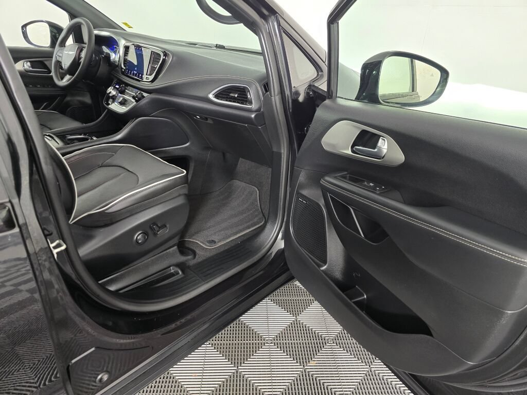 Used 2023 Chrysler Pacifica Limited w/ Uconnect Theater Family Group FWD image 40