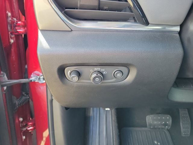 Used 2018 Chevrolet Traverse LT image 16