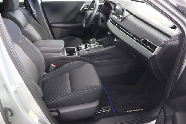 Used 2025 Mitsubishi Outlander ES image 23