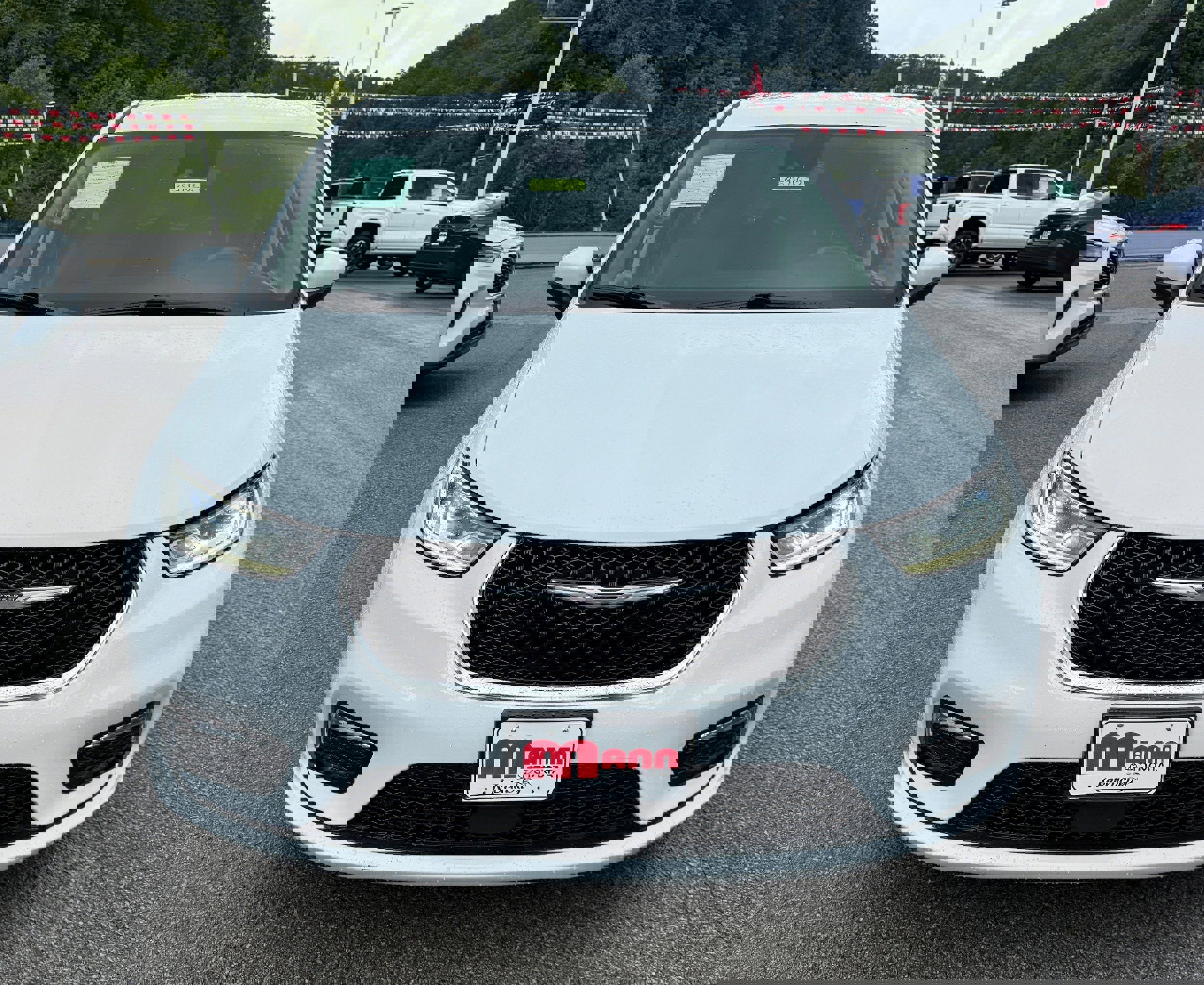 Used 2023 Chrysler Pacifica Touring-L image 4