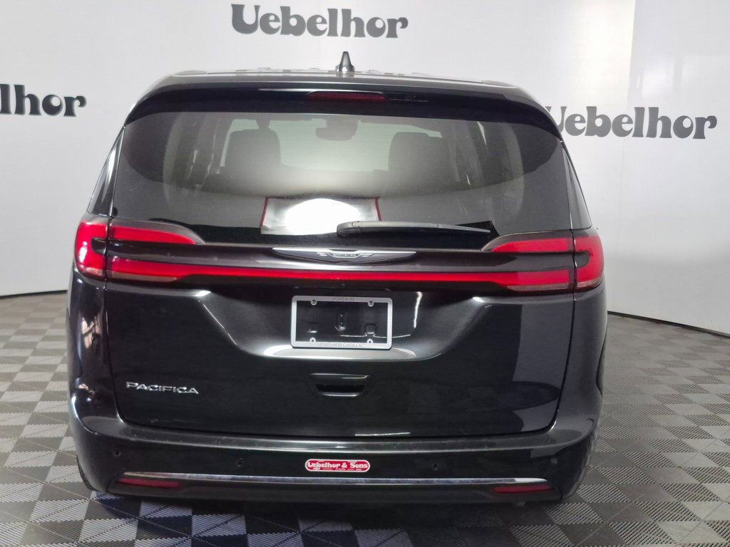 Used 2023 Chrysler Pacifica Touring-L image 6