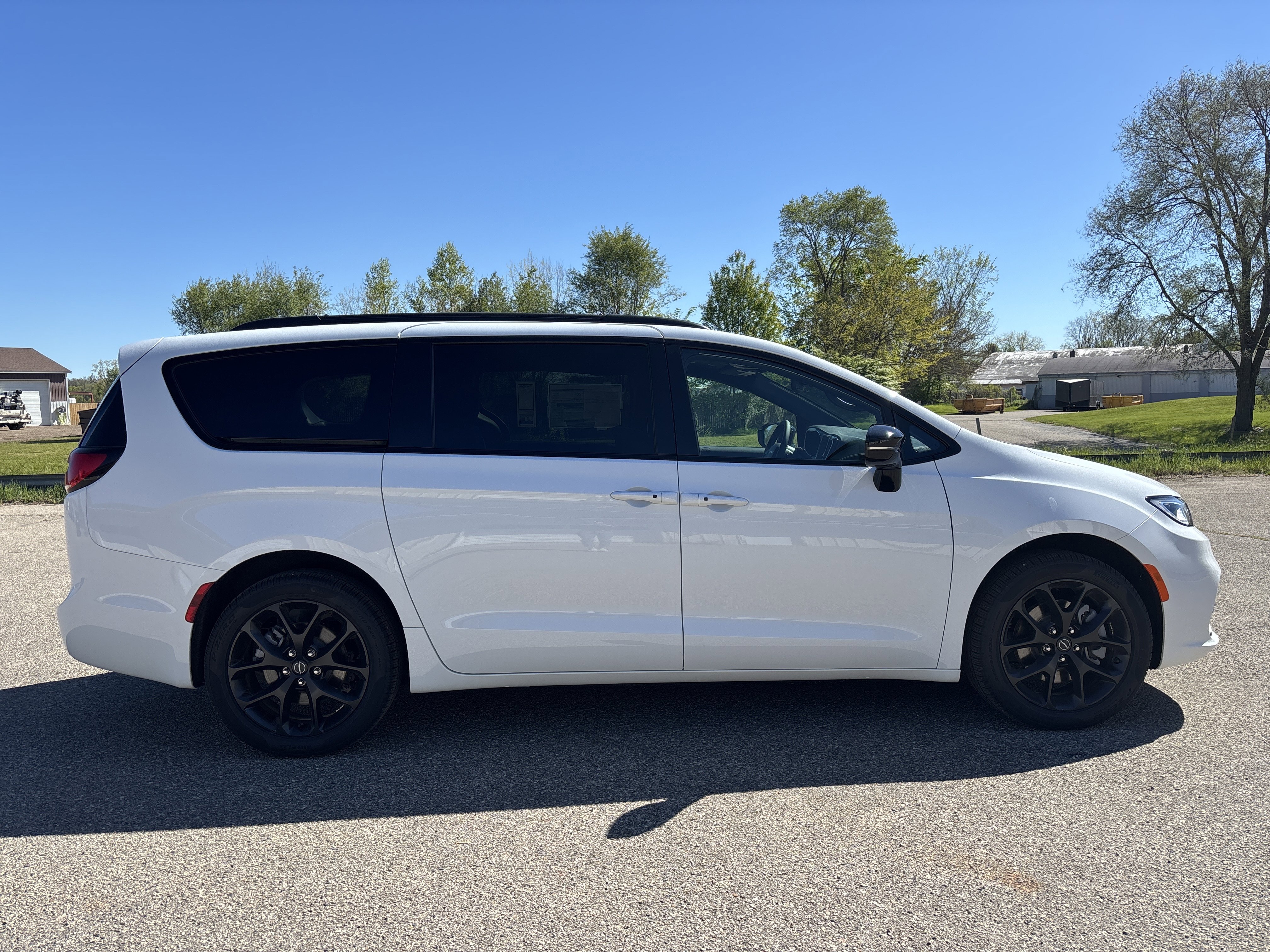 New 2026 Chrysler Pacifica Limited w/ Uconnect Theater Family Group AWD/4WD image 2