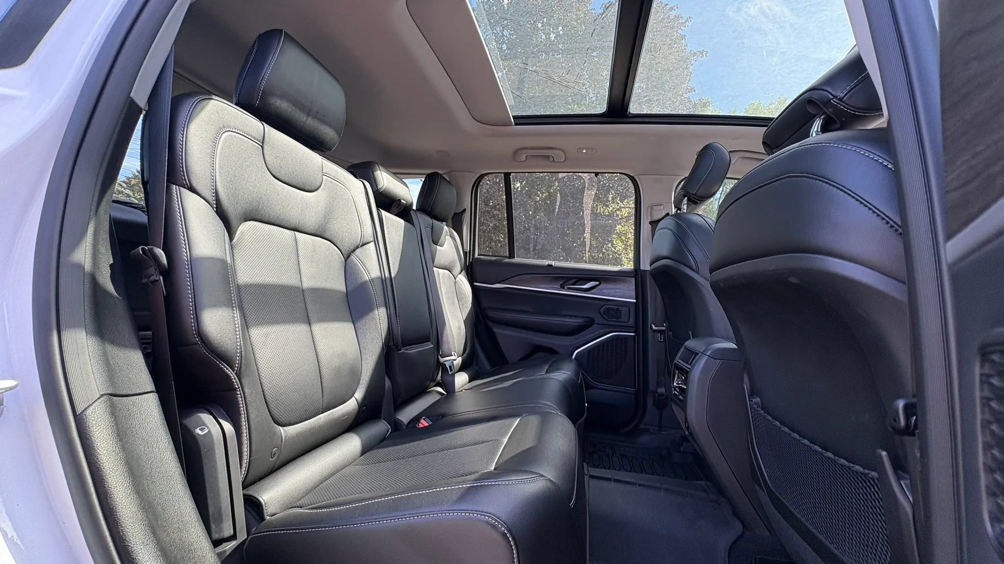 Used 2022 Jeep Grand Cherokee Limited 4xe w/ Luxury Tech Group II AWD/4WD image 27