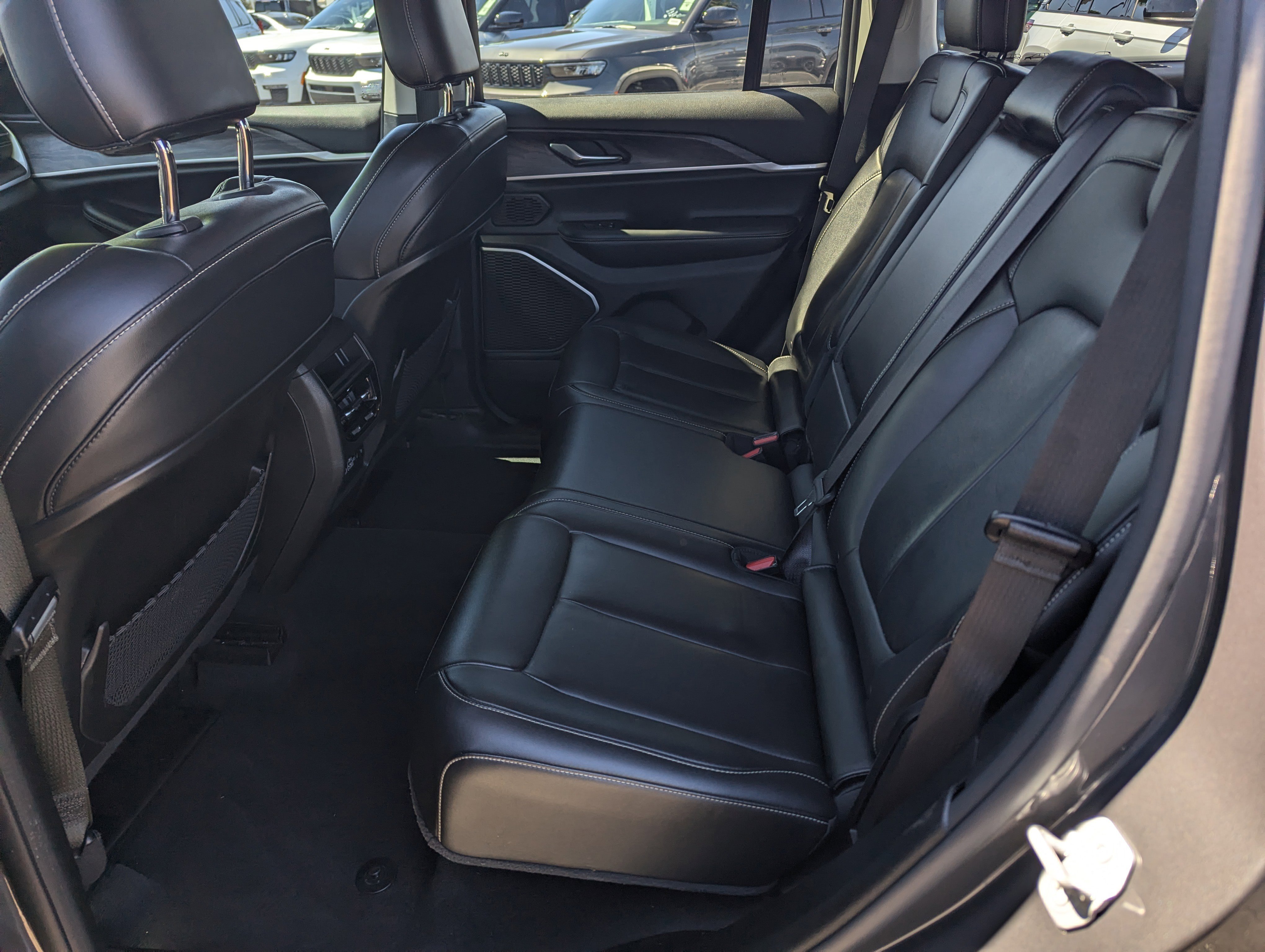 Certified 2022 Jeep Grand Cherokee Limited w/ Trailer Tow Prep Group (B) image 8