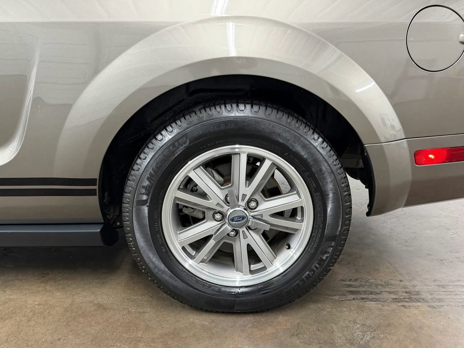 Used 2005 Ford Mustang Premium RWD image 18