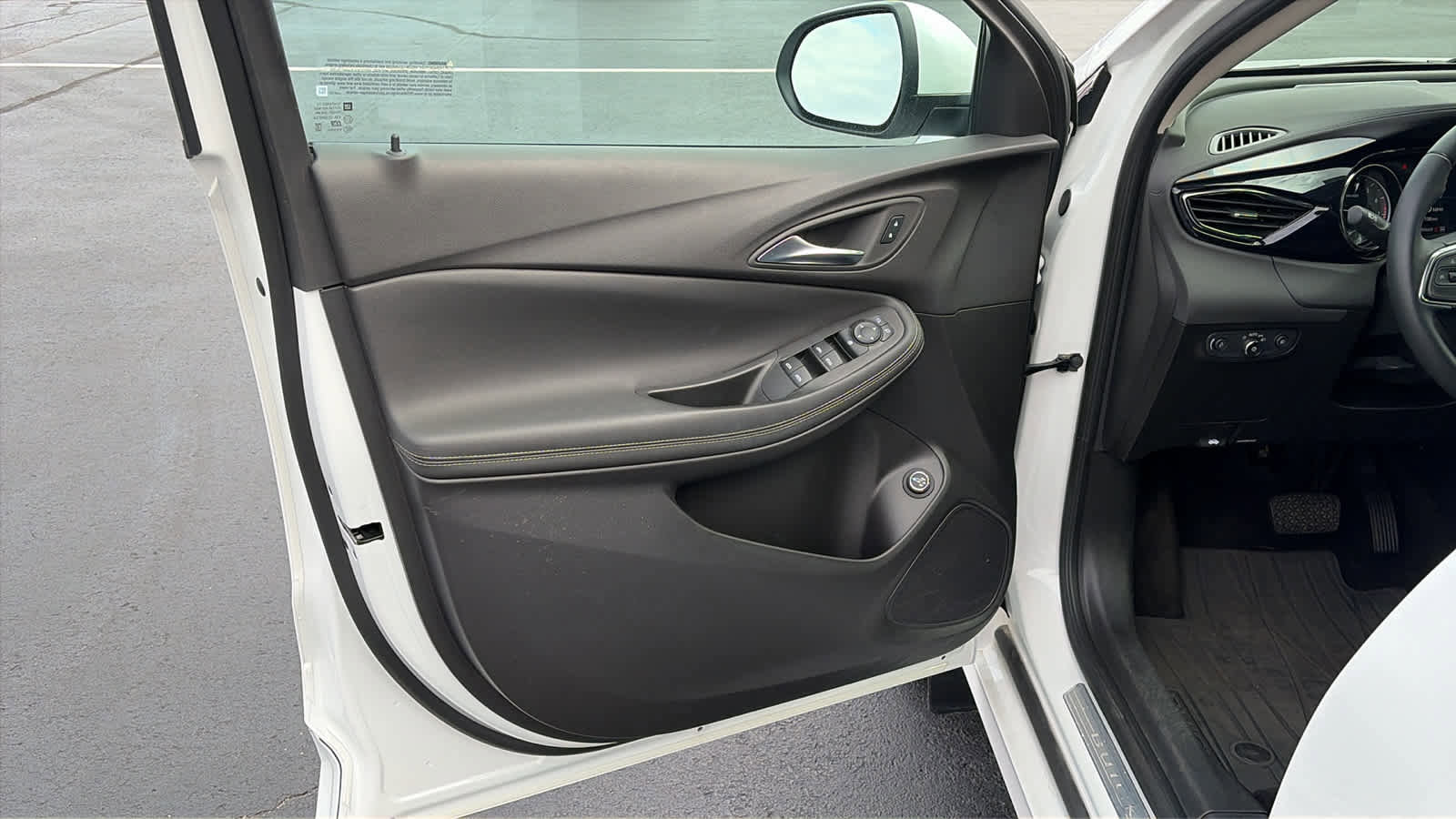 Used 2023 Buick Encore GX Select w/ Sport Touring Package image 5