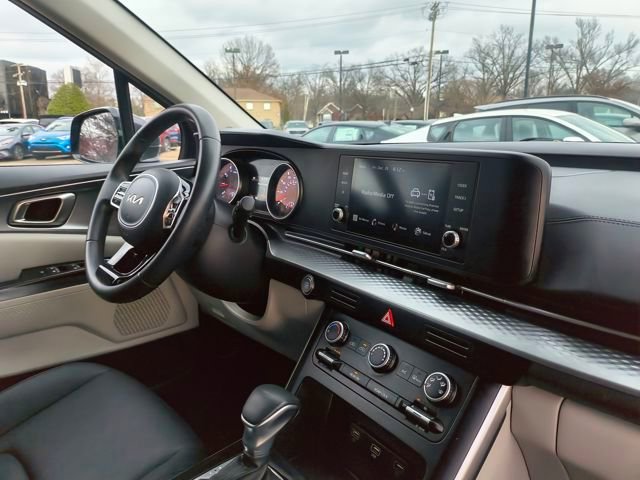 Certified 2024 Kia Carnival LX image 32