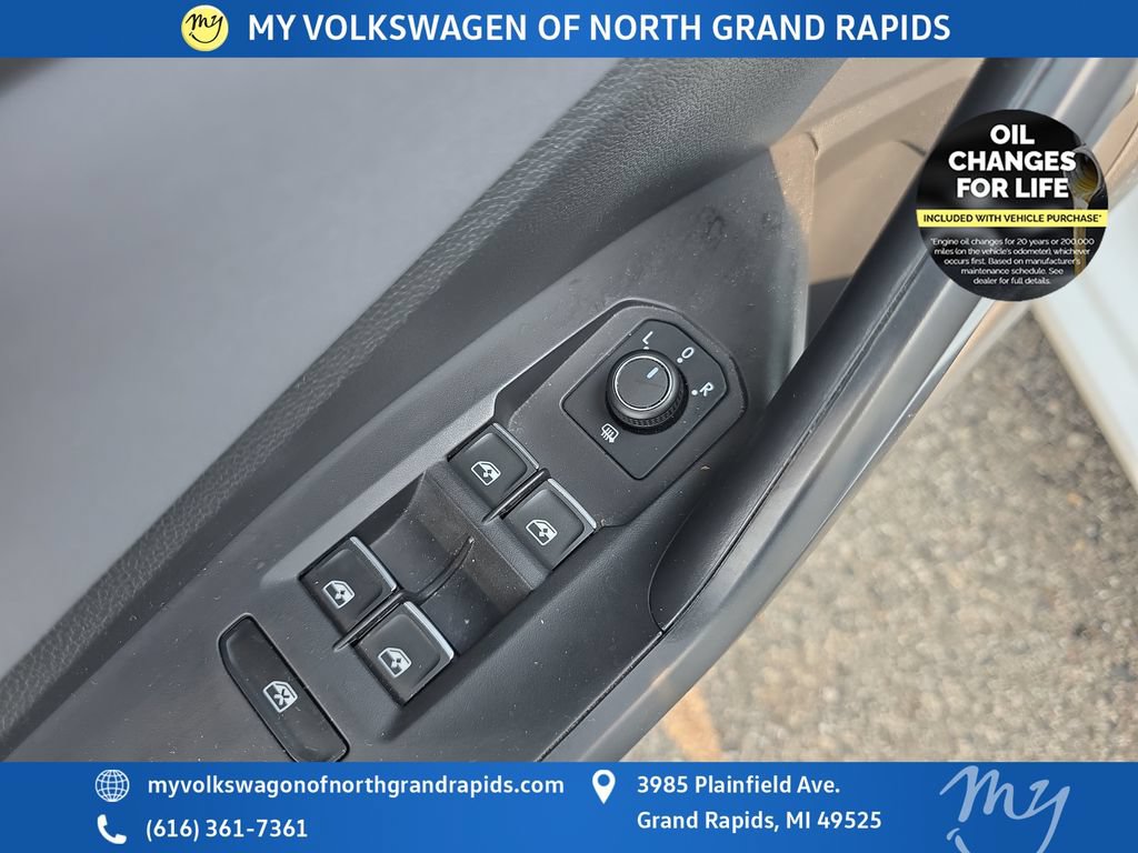 Used 2025 Volkswagen Jetta SE w/ Sunroof Package FWD image 12