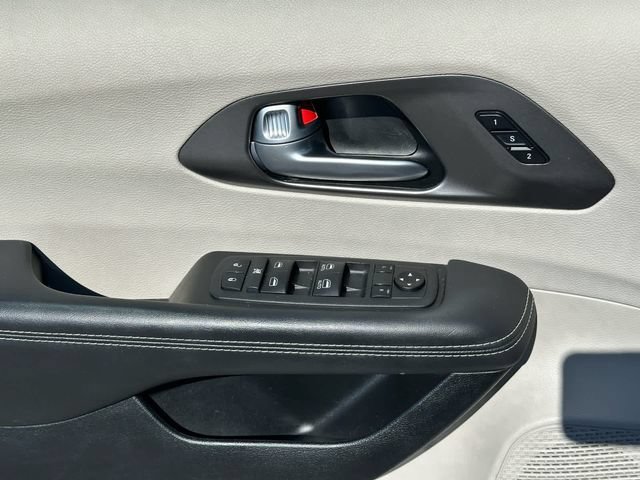 Used 2024 Chrysler Pacifica Touring-L FWD image 20
