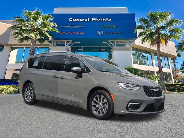 Used 2023 Chrysler Pacifica Pinnacle FWD image 2