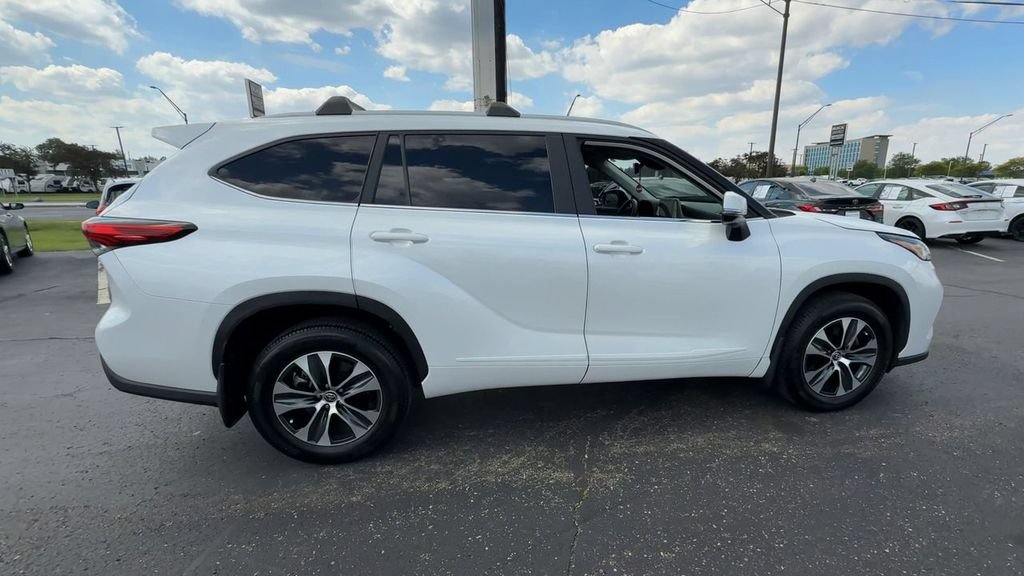 Used 2023 Toyota Highlander XLE AWD/4WD image 9