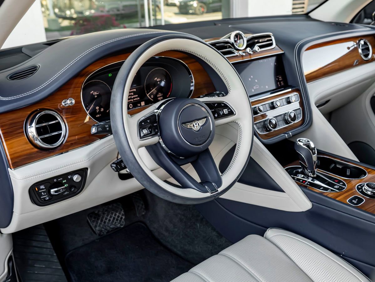 Used 2023 Bentley Bentayga AWD/4WD image 18