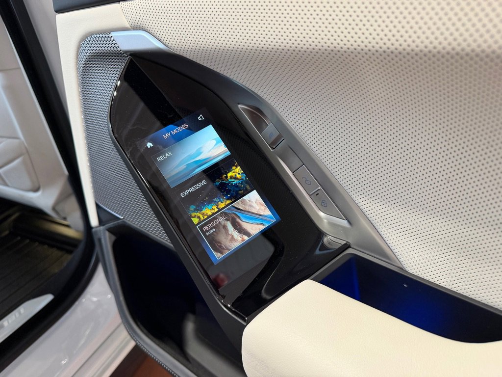 Used 2023 BMW 760i xDrive w/ Parking Assistance Package image 28