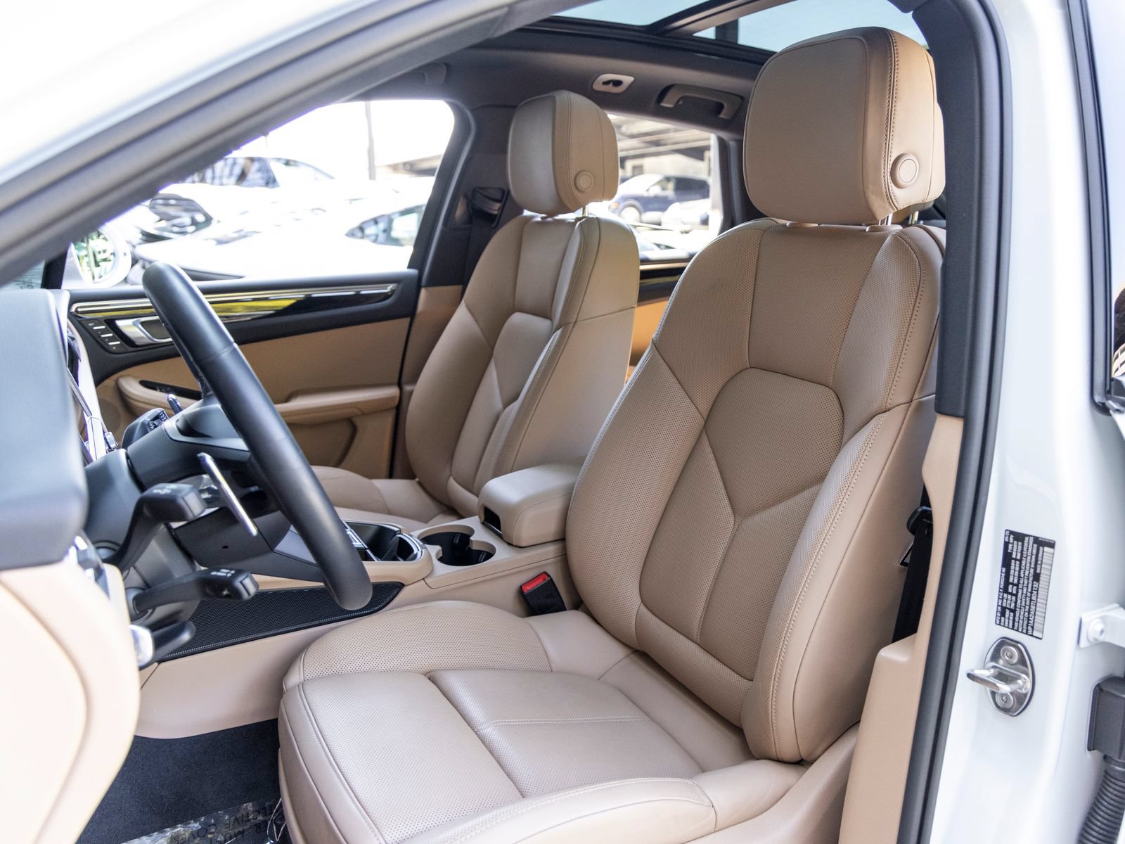 Certified 2026 Porsche Macan AWD/4WD image 5