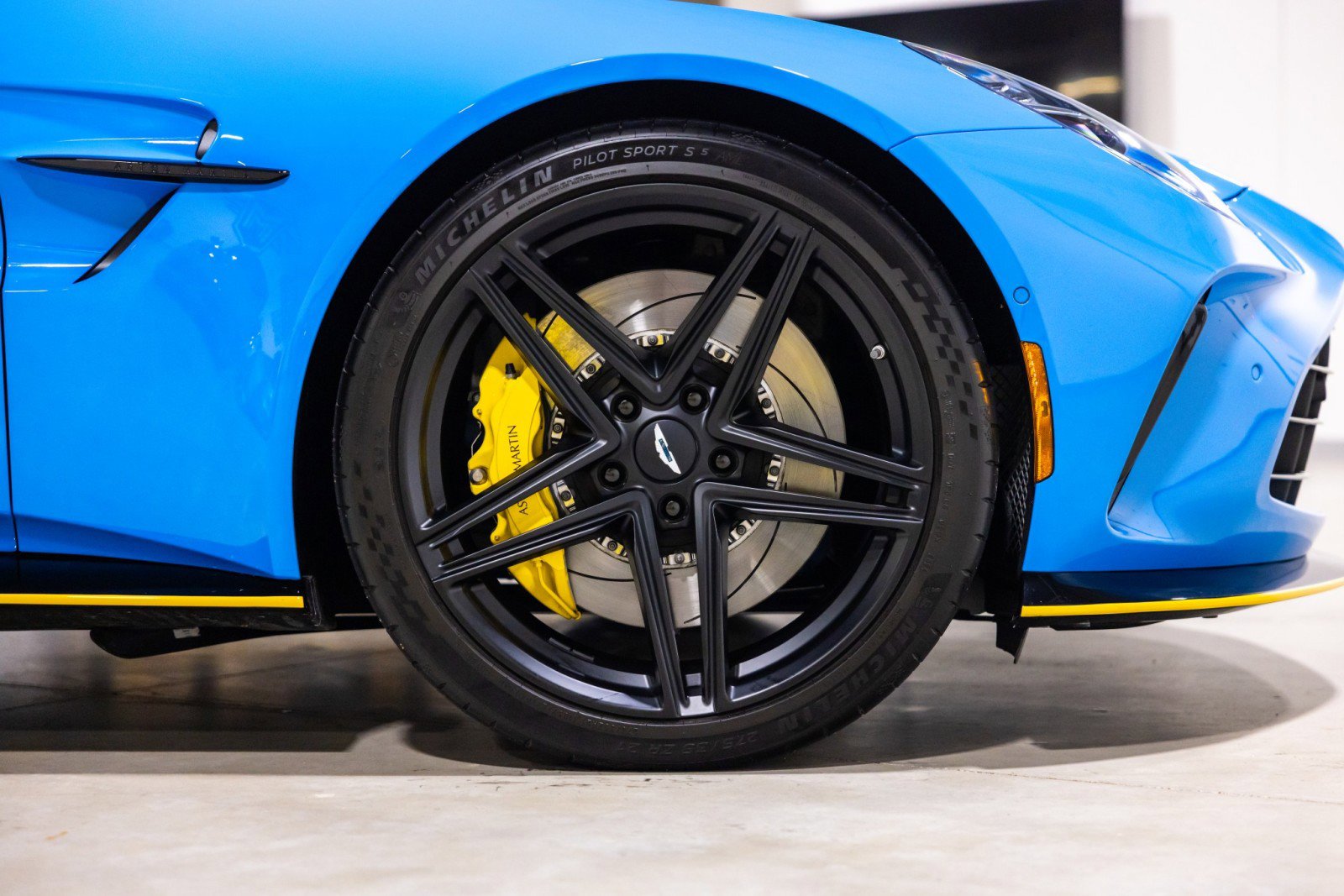 Used 2025 Aston Martin V8 Vantage Coupe image 24