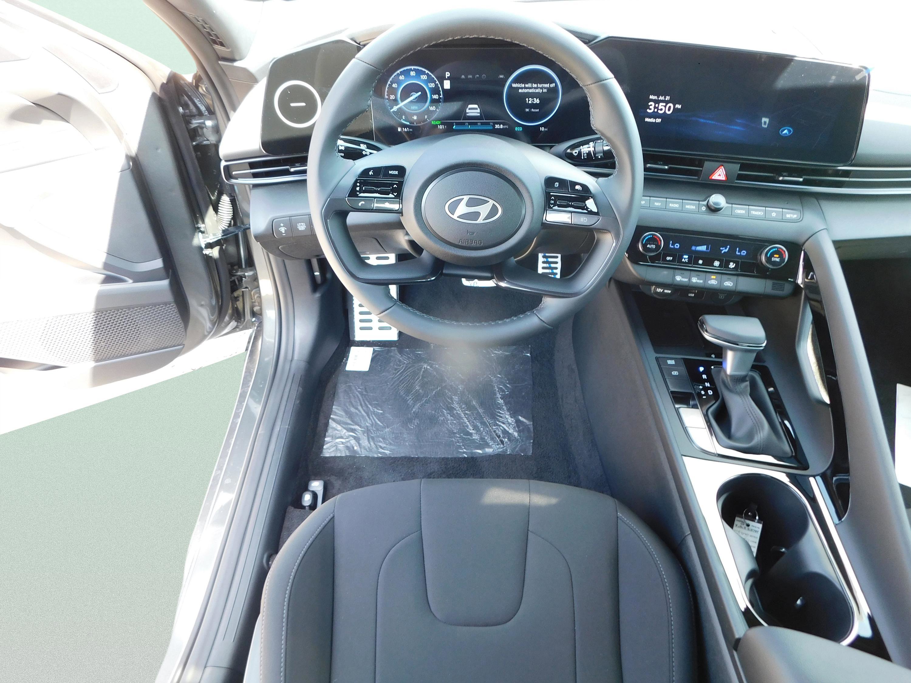 New 2025 Hyundai Elantra SEL image 11