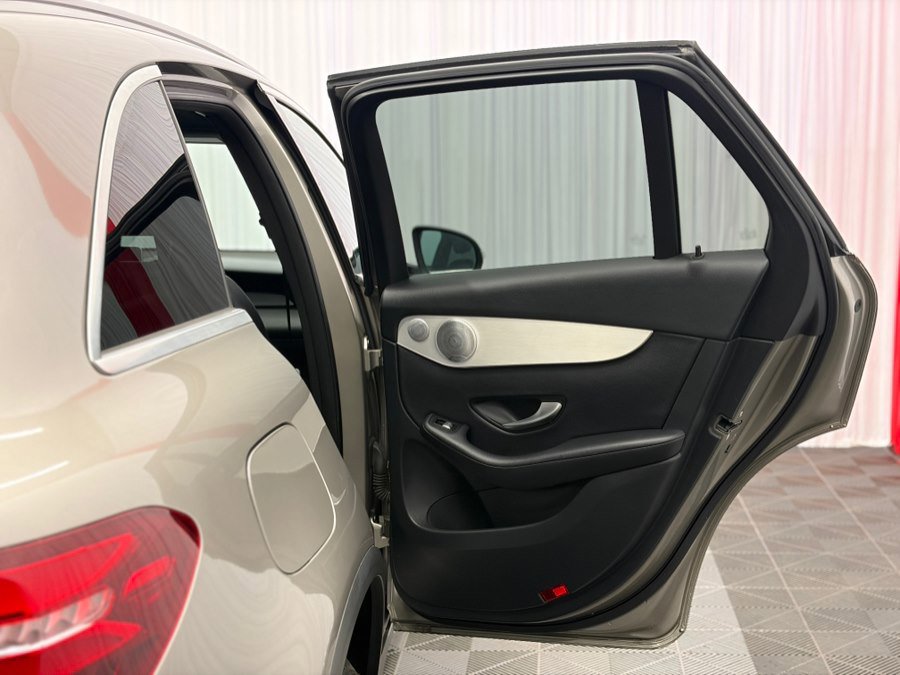 Used 2019 Mercedes-Benz GLC 300 4MATIC w/ Premium Package image 17