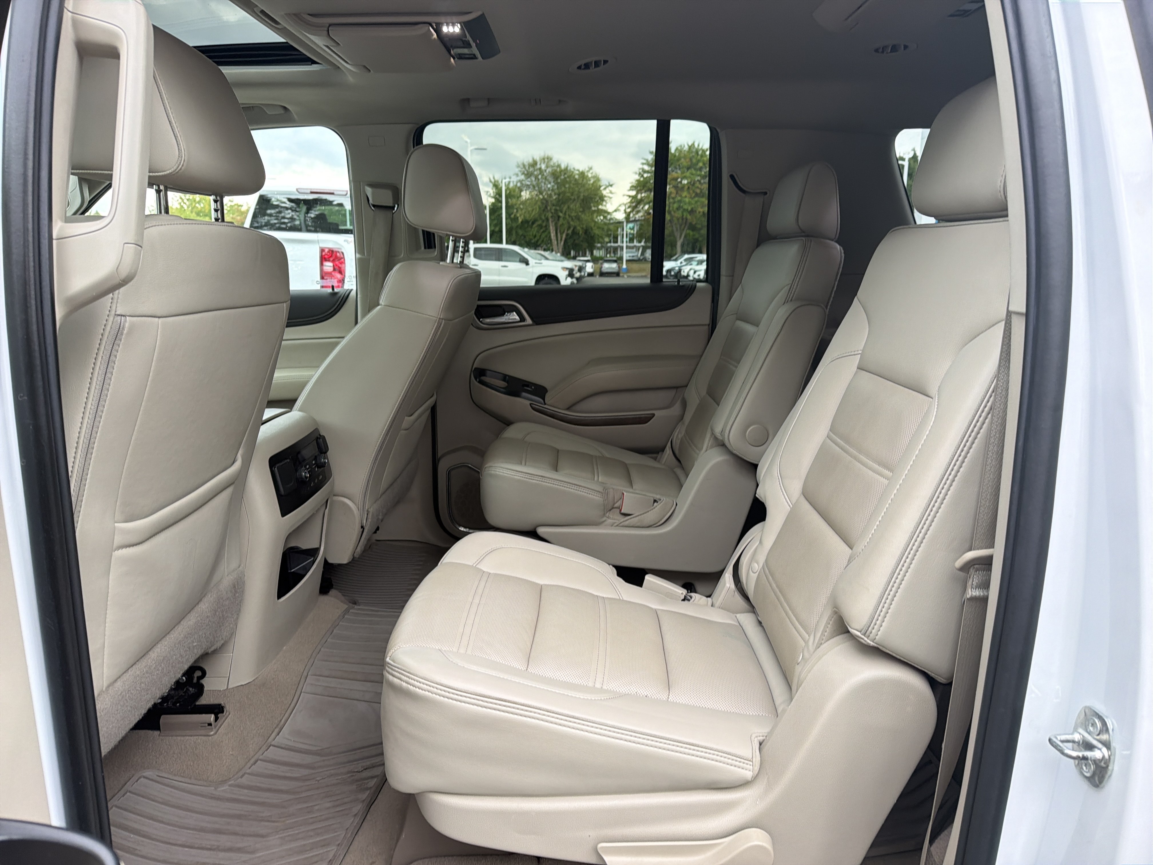 Used 2020 GMC Yukon XL Denali w/ Denali Ultimate Package AWD/4WD image 32