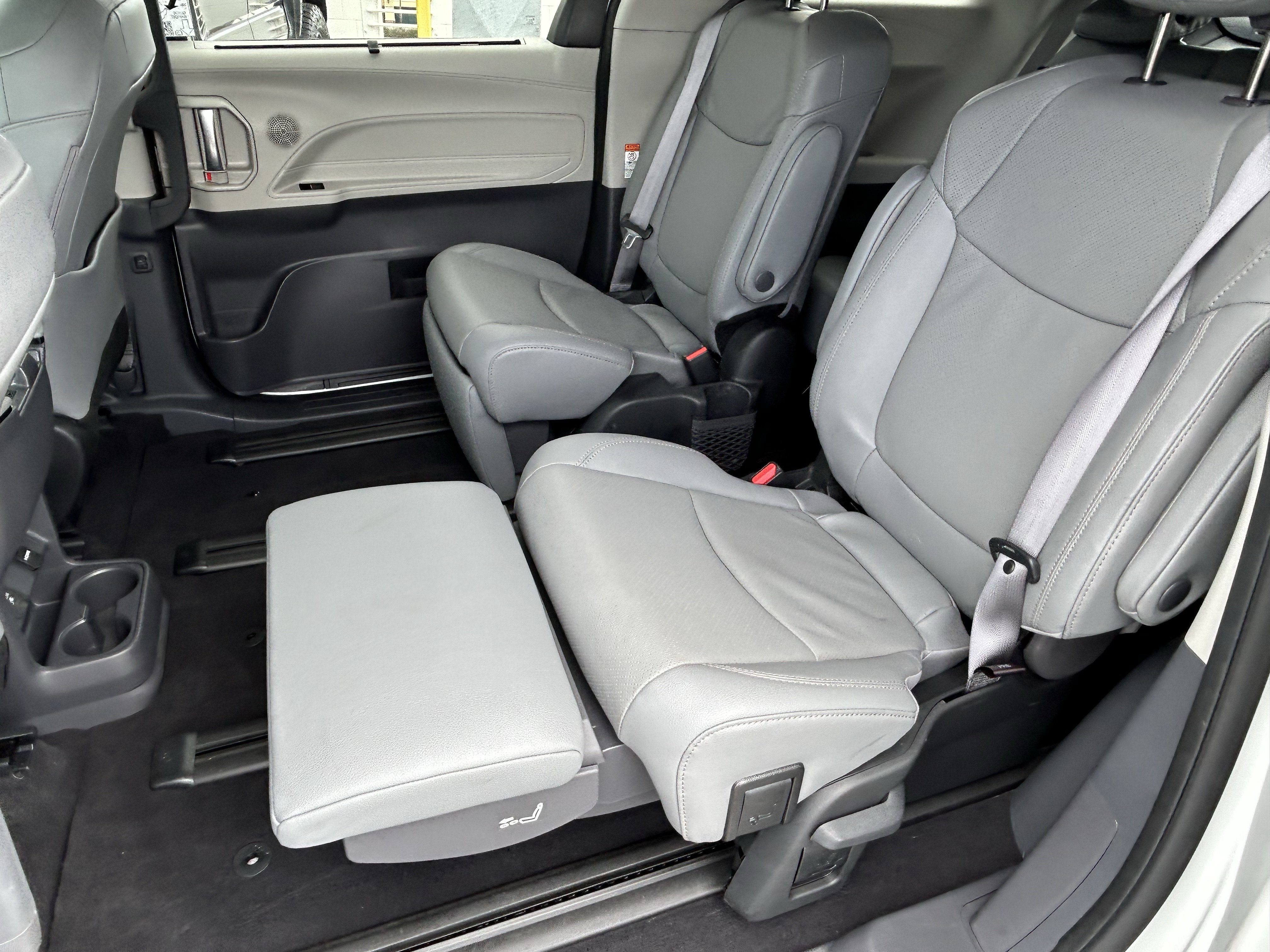 Certified 2024 Toyota Sienna Limited FWD image 15