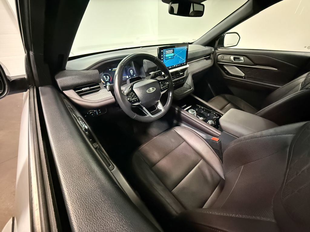 Used 2025 Ford Explorer Platinum w/ LUX Leather Package image 2