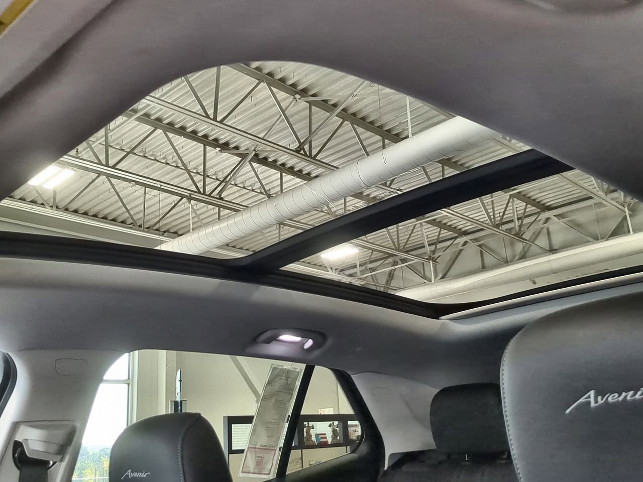 Used 2025 Buick Envision Avenir AWD/4WD image 18