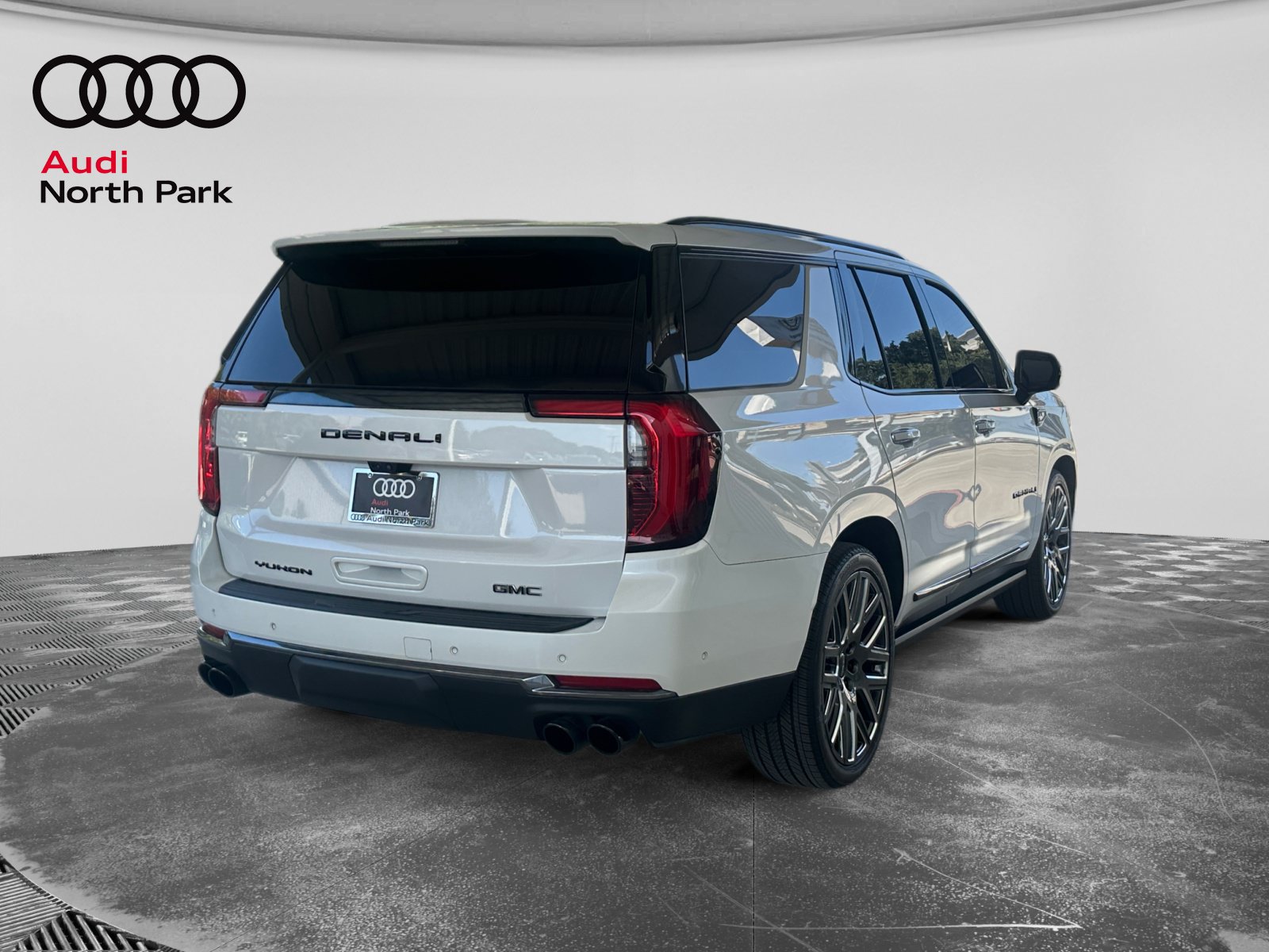 Used 2025 GMC Yukon Denali Ultimate w/ LPO, Illumination Package AWD/4WD image 5