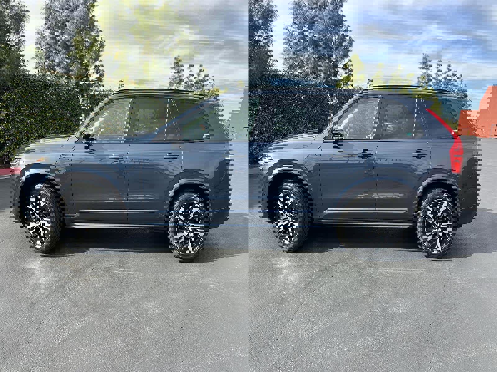 Used 2023 Volvo XC90 T8 Plus image 3