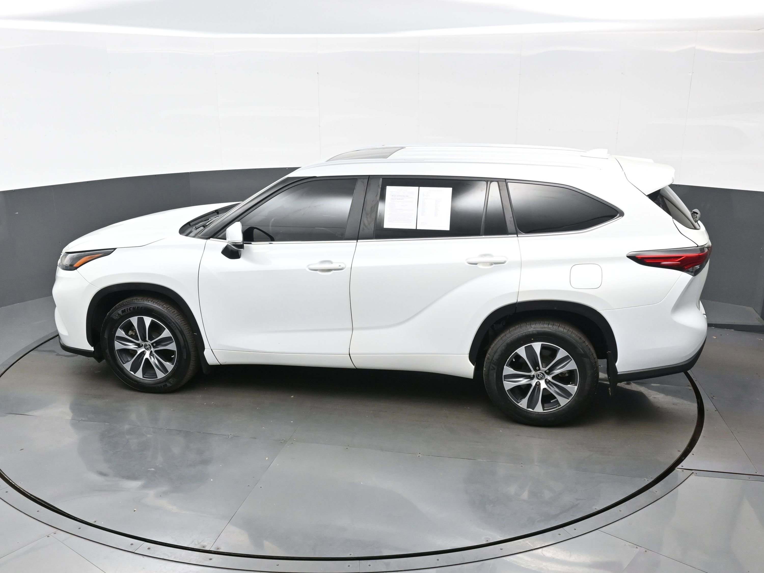 Used 2023 Toyota Highlander XLE AWD/4WD image 36