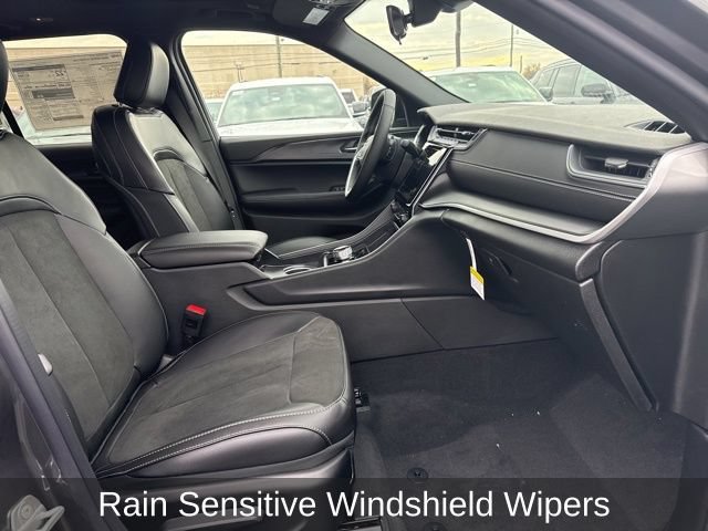 Used 2025 Jeep Grand Cherokee Altitude AWD/4WD image 34