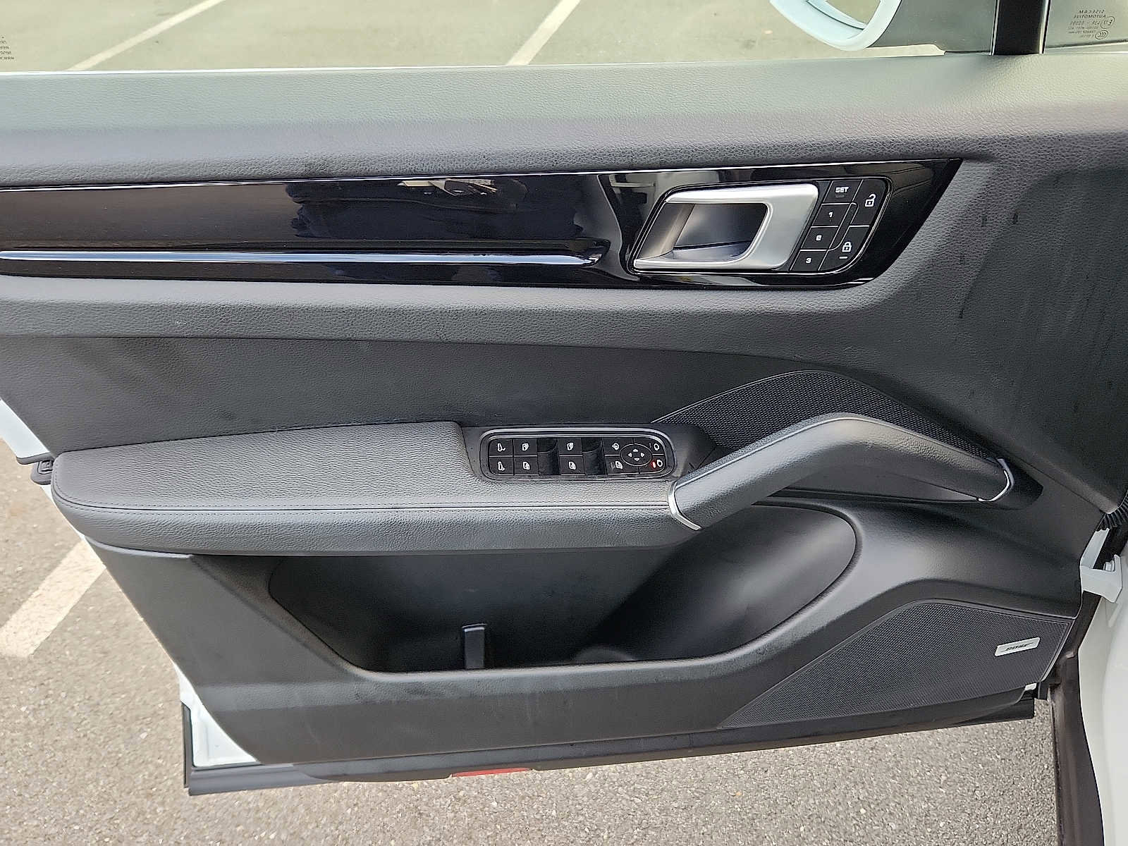 Used 2022 Porsche Cayenne Platinum Edition image 12