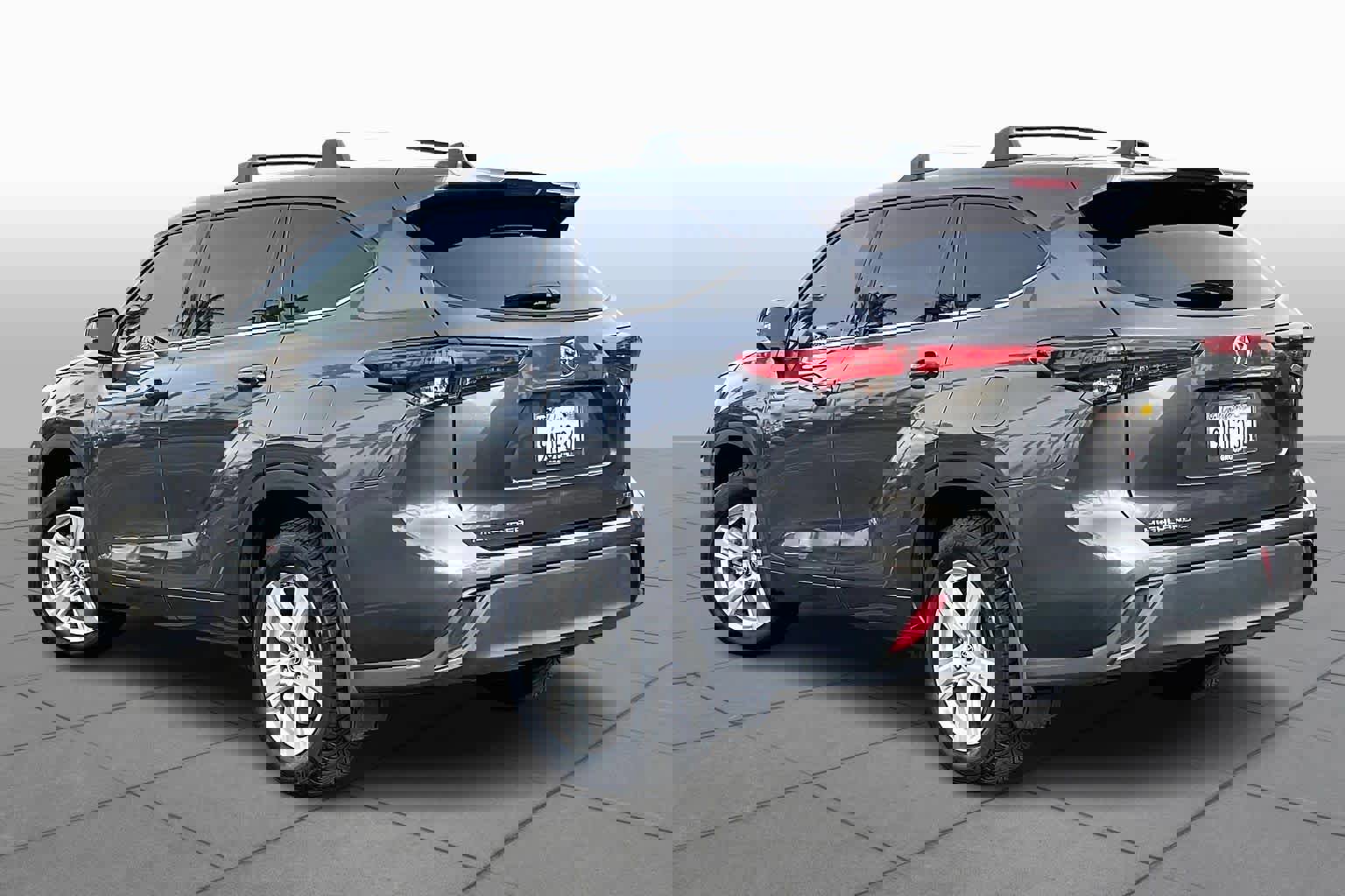 Used 2022 Toyota Highlander LE image 11