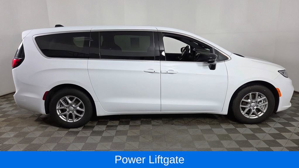 Used 2026 Chrysler Pacifica Select image 9