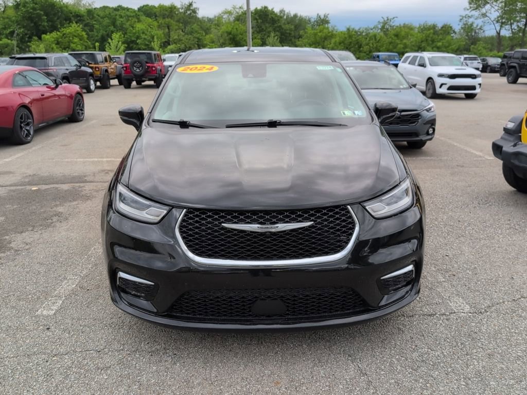 Used 2024 Chrysler Pacifica Touring-L FWD image 2