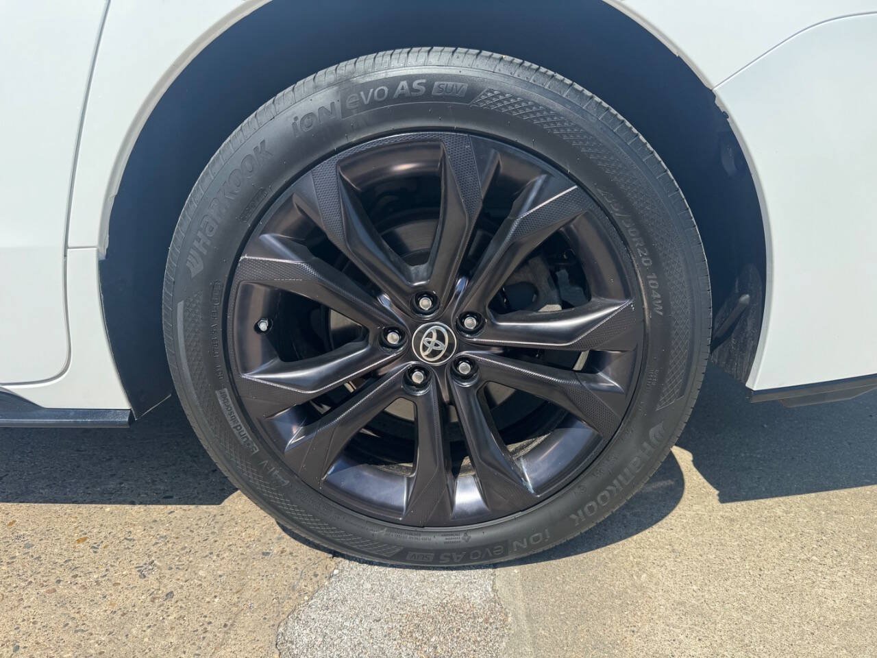 Used 2021 Toyota Sienna XSE FWD image 9