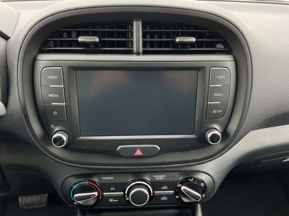 Used 2025 Kia Soul LX w/ LX Technology Package FWD image 17