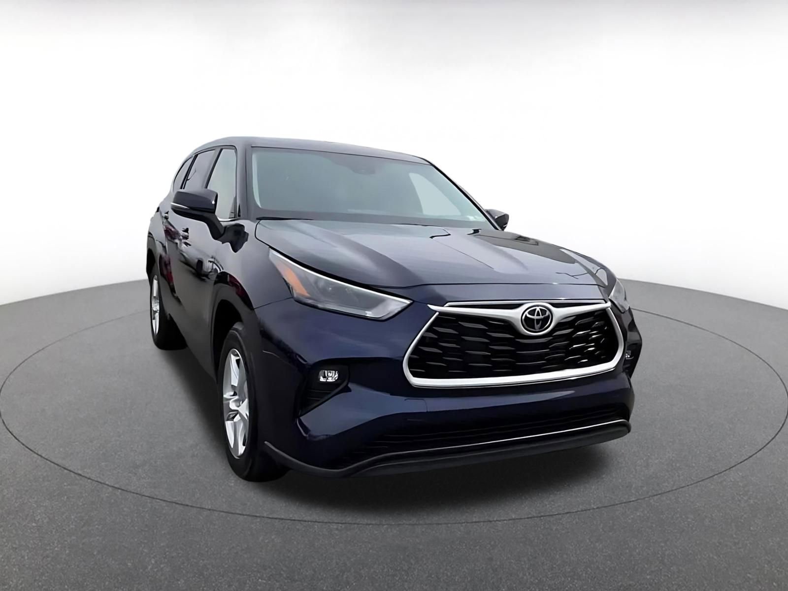 Used 2025 Toyota Highlander LE FWD image 2
