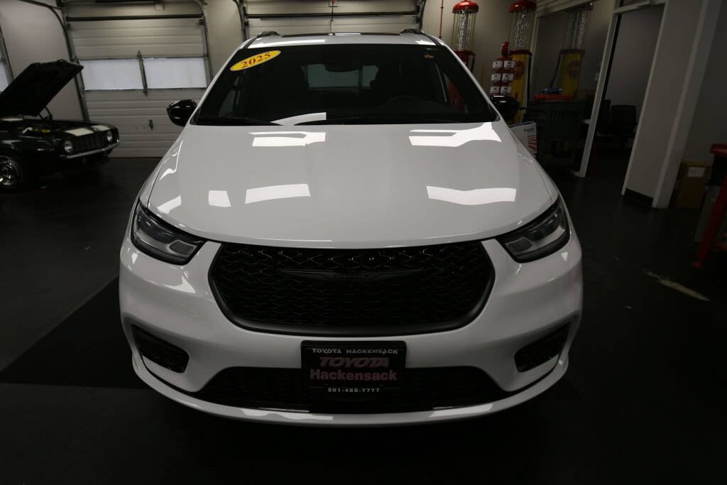 Used 2025 Chrysler Pacifica Limited FWD image 2