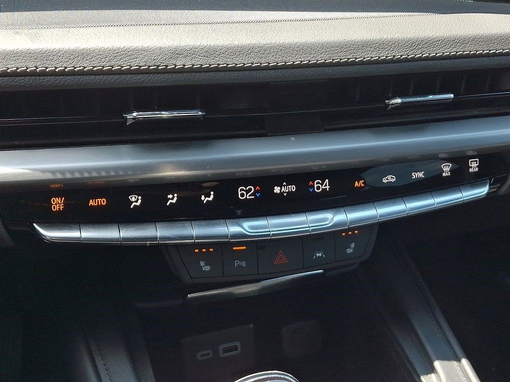 Certified 2024 Cadillac XT4 Luxury w/ Cold Weather Package AWD/4WD image 16
