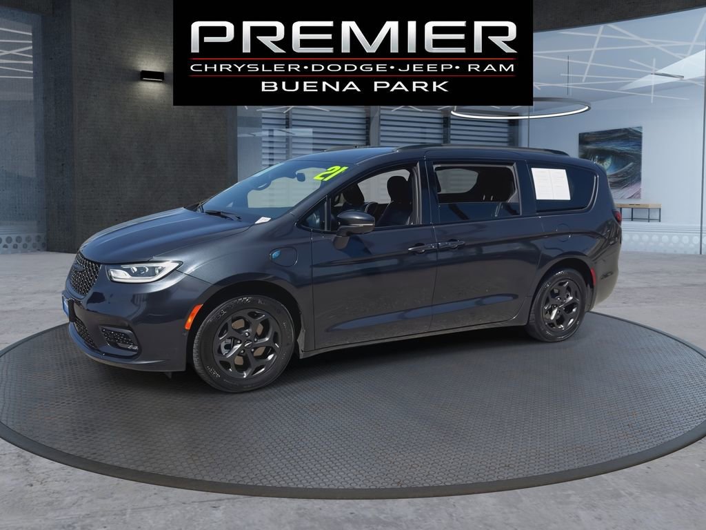 Used 2021 Chrysler Pacifica Limited w/ Uconnect Theater Family Group FWD image 4