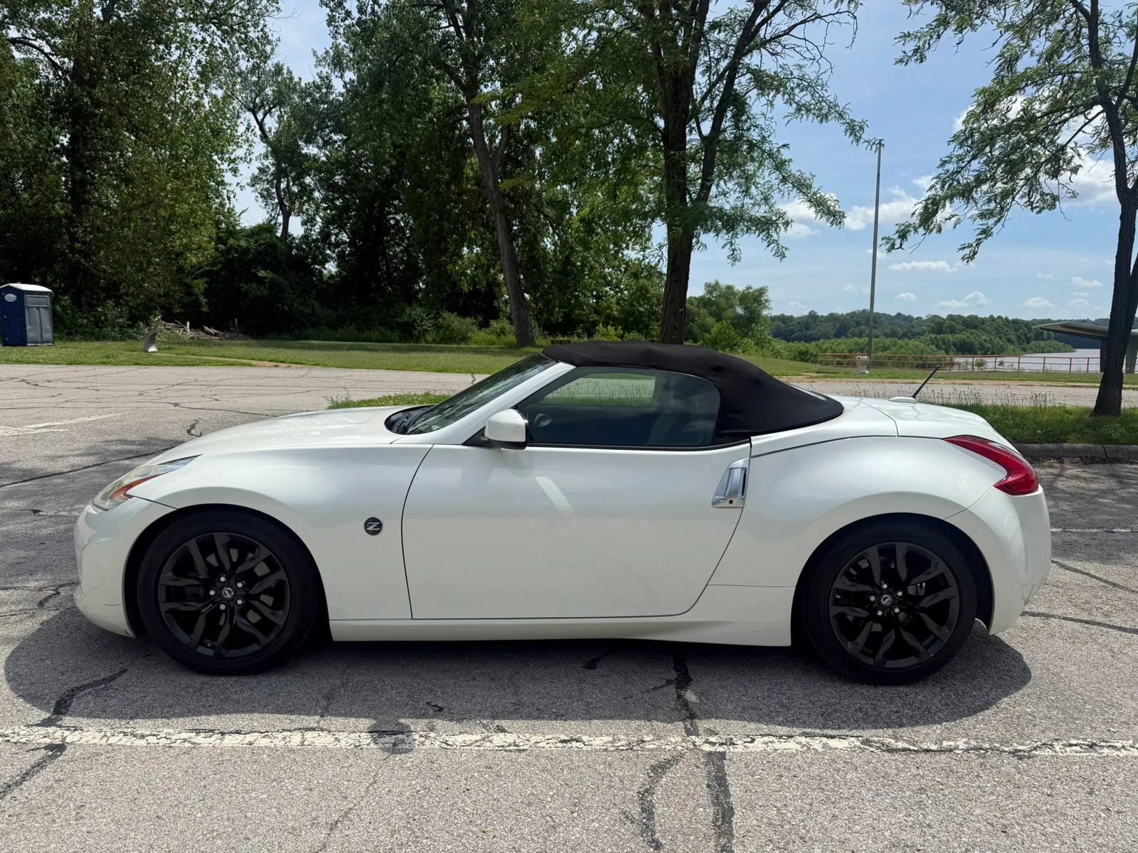 Used 2017 Nissan 370Z Touring RWD image 8