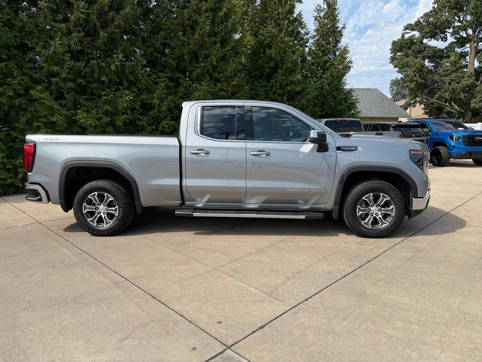 Used 2023 GMC Sierra 1500 SLE w/ X31 Off-Road Package AWD/4WD image 32