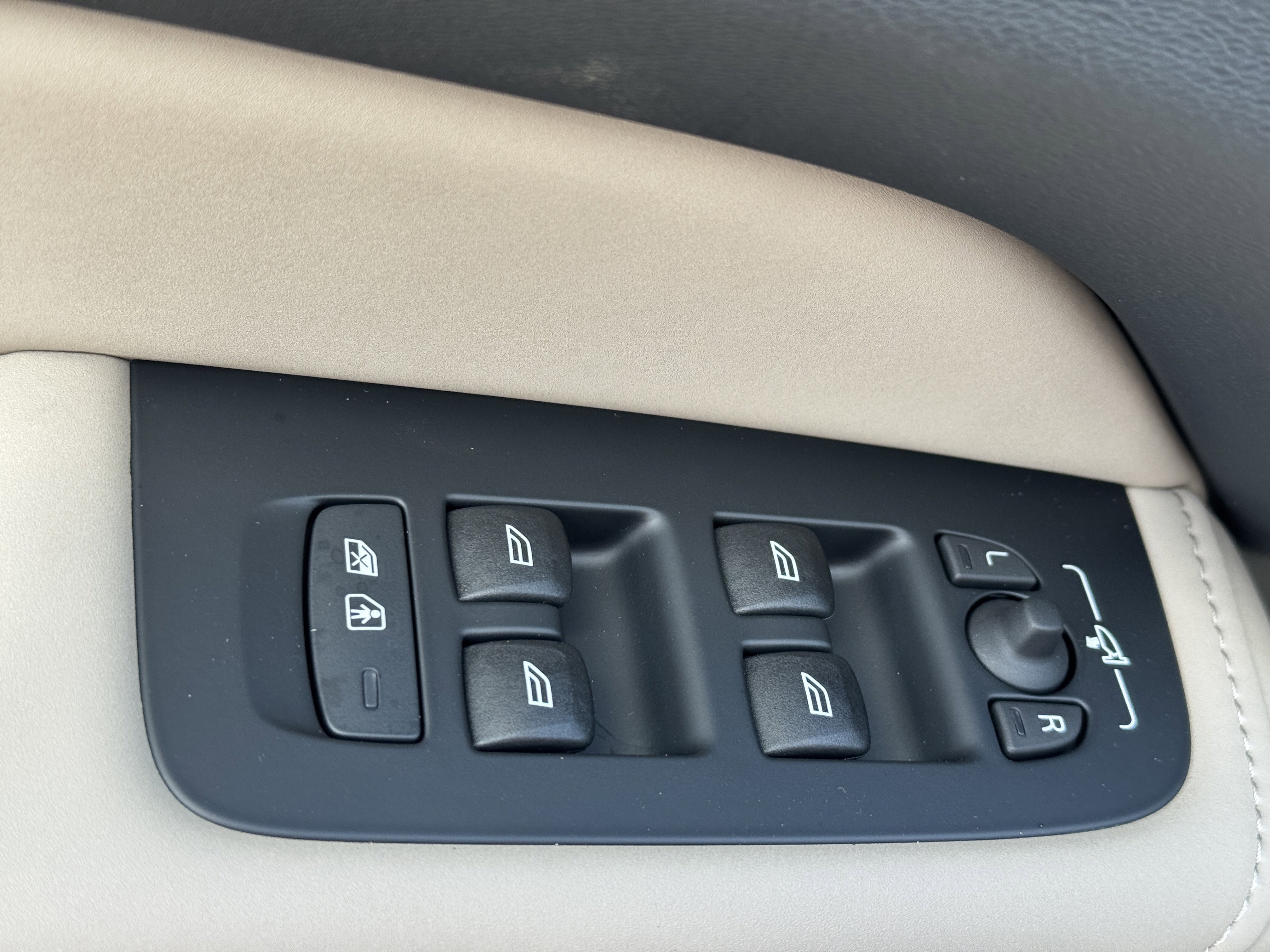 New 2026 Volvo XC60 B5 Plus w/ Protection Package Premier image 18